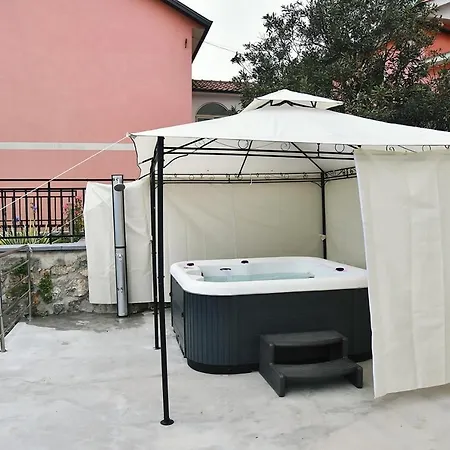 Haus Zora Feerienwohnung 8 Apartmán *